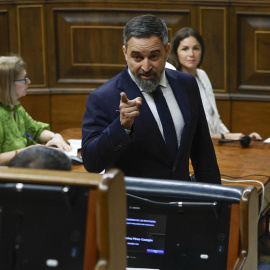 El líder de Vox, Santiago Abascal, abandona la sesión de control al Ejecutivo que se celebra este miércoles en el Congreso.